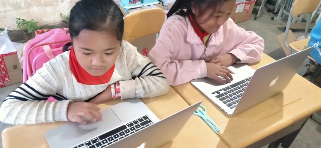 营盘小学的孩子们第一次使用电脑